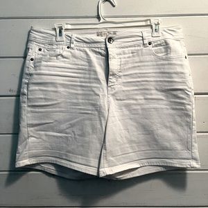 White denim shorts. Plus size 18